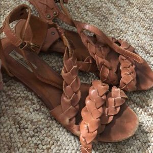 Super cute braided design Pour La Victoire sandal